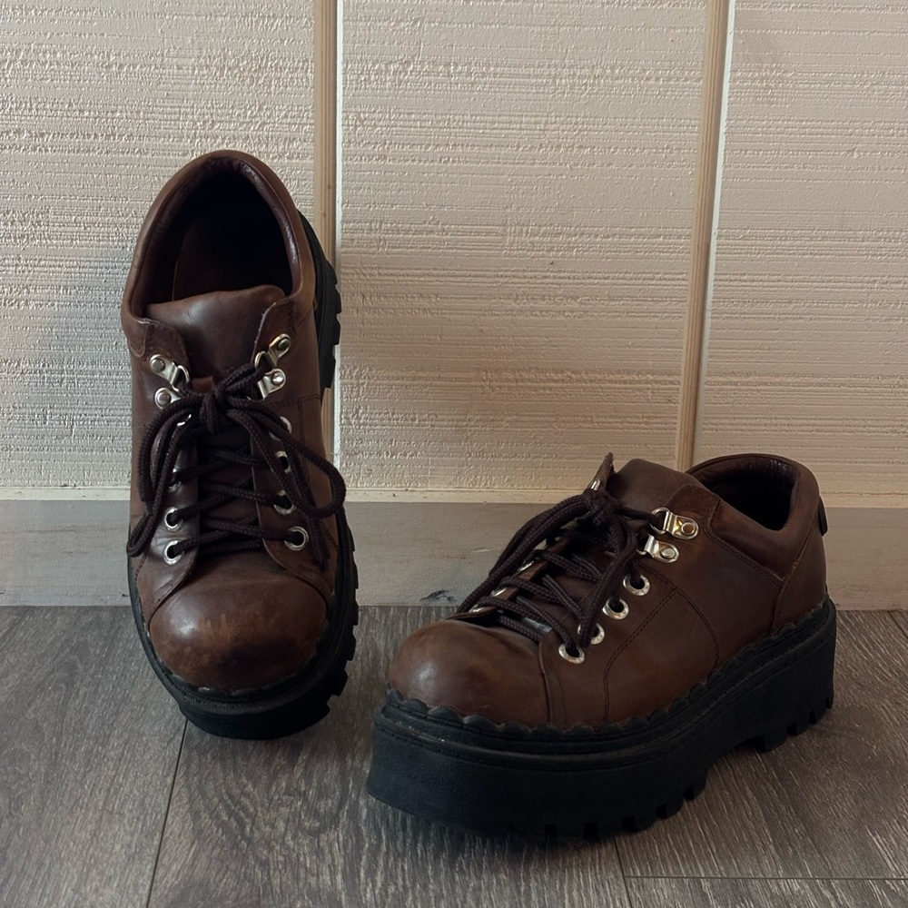 UNIF Seek Shoe in Brown Size 9